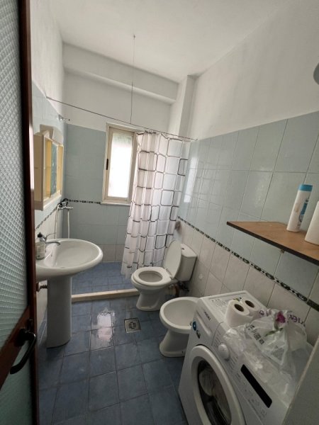 Tirane, jepet me qera apartament 1+1 Kati 3, 64 m² 400 € (ne rrugen 5 Maji Tirane.)
