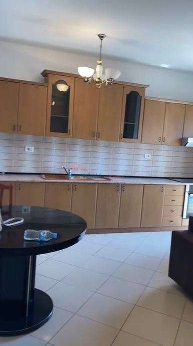 Tirane, jepet me qera apartament 2+1+Ballkon Kati 5, 90 m² 550 € (Mine Peza)