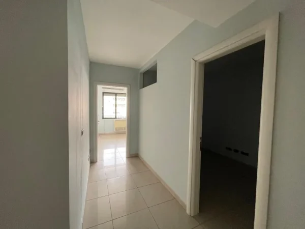 Tirane, jepet me qera ambjent biznesi Kati 2, 300 m² 3.500 € (Komuna e Parisit)