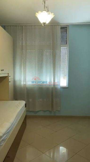 Tirane, jepet me qera apartament duplex 2+1+Ballkon Kati 5, 90 m² 550 € (Mine Peza)