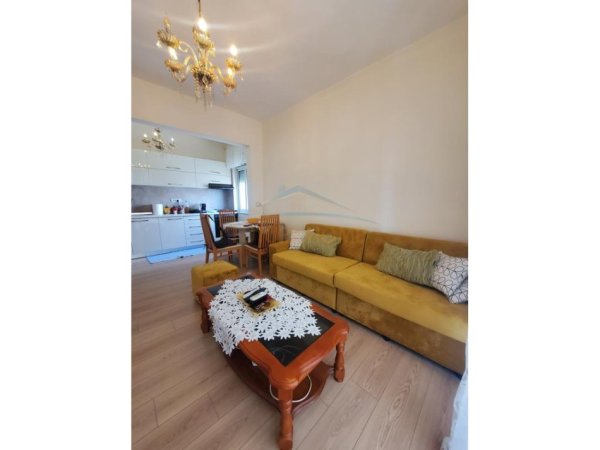 Tirane, jepet me qera apartament 2+1+Ballkon Kati 4, 102 m² 600 € 