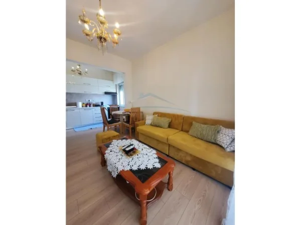 Tirane, jepet me qera apartament 2+1+Ballkon Kati 4, 102 m² 600 € 
