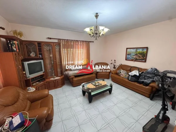 Tirane, jepet me qera apartament 3+1 Kati 1, 150 m² 500 € (tek Kodra e Priftit , prane Universitetit Europian)