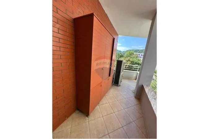 Tirane, jepet me qera apartament 3+1 Kati 4, 150 m² 650 € (Kodra e diellit)