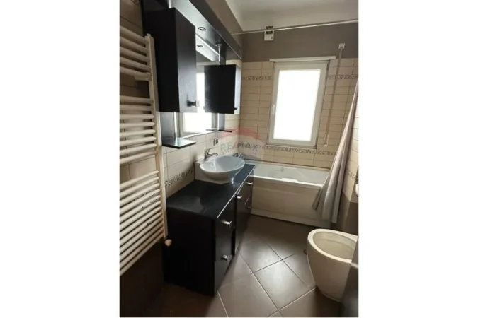 Tirane, jepet me qera apartament 3+1 Kati 4, 150 m² 650 € (Kodra e diellit)