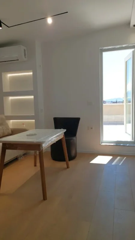 Tirane, jepet me qera apartament 1+1+Ballkon Kati 9, 75 m² 550 € (Ish Restorant Durresi, Rruga Ferit Xhajko)