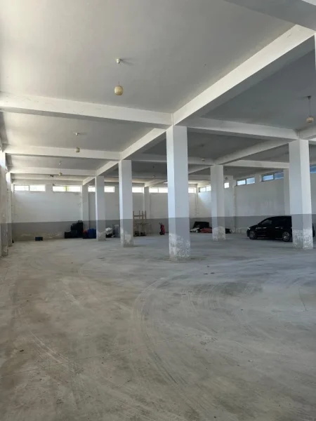 Tirane, jepet me qera magazine Kati 0, 650 m² 6.000 € (Fushe Preze)