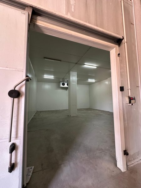 Tirane, jepet me qera magazine Kati 0, 650 m² 6.000 € (Fushe Preze)