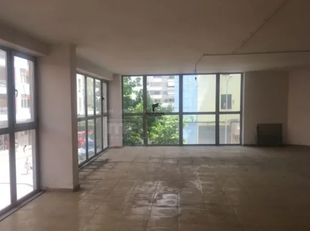 Tirane, jepet me qera ambjent biznesi Kati 2, 230 m² 1.000 € (BRRYLI)