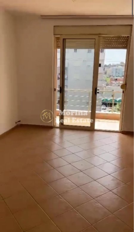 Tirane, jepet me qera apartament 1+1 Kati 5, 65 m² 300 € (Vila L)