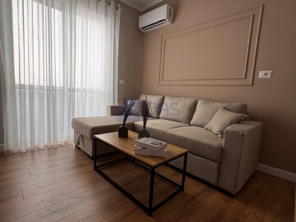 Tirane, jepet me qera apartament 2+1+Aneks+Ballkon Kati 2, 80 m² 1.000 € (Perballe Kafe Flora)