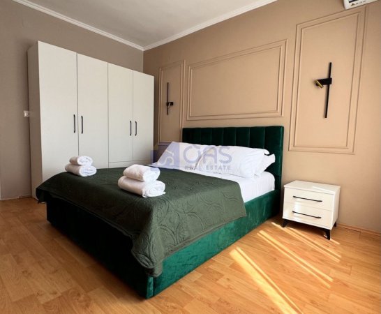 Tirane, jepet me qera apartament 2+1+Aneks+Ballkon Kati 2, 80 m² 1.000 € (Perballe Kafe Flora)