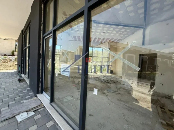 Tirane, jepet me qera dyqan Kati 0, 92 m² 1.380 € 