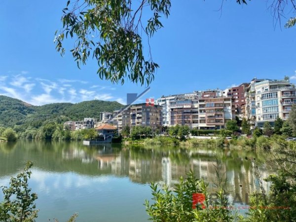 Tirane, jepet me qera dyqan Kati 0, 92 m² 1.380 € 