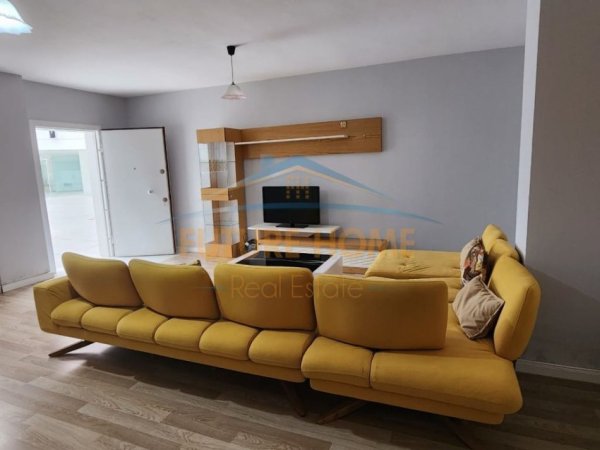 Tirane, jepet me qera apartament 1+1 , 350 € 