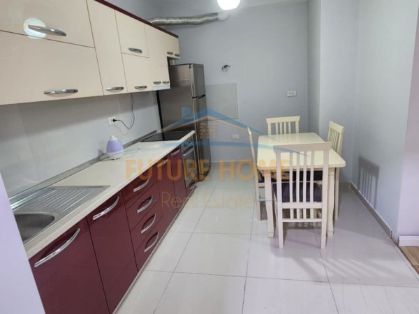 Tirane, jepet me qera apartament 1+1 , 350 € 