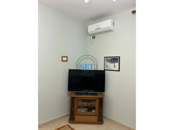 Durres, jepet me qera apartament 1+1 Kati 2, 70 m² 400 € (Shkembi i Kavajes)