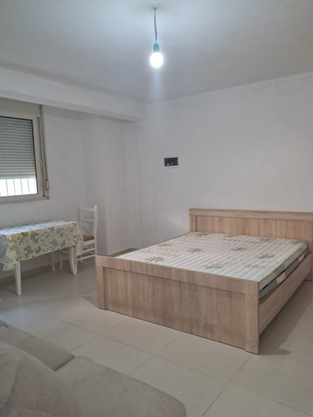 Tirane, jepet me qera apartament 1+1 Kati 1, 40 m² 250 € (Rruga 5 maji)