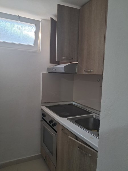 Tirane, jepet me qera apartament 1+1 Kati 1, 40 m² 250 € (Rruga 5 maji)