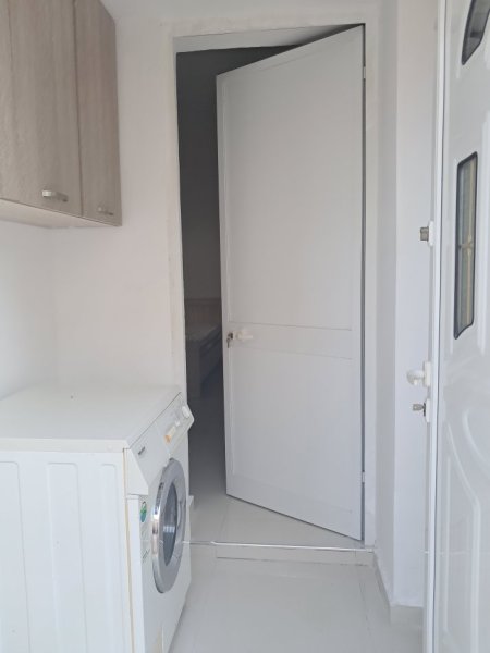 Tirane, jepet me qera apartament 1+1 Kati 1, 40 m² 250 € (Rruga 5 maji)