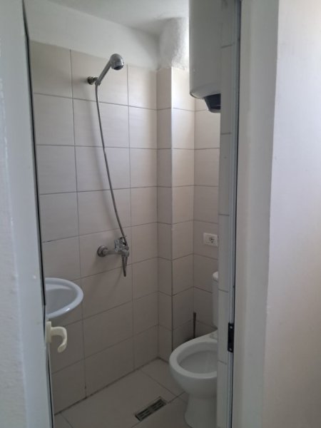Tirane, jepet me qera apartament 1+1 Kati 1, 40 m² 250 € (Rruga 5 maji)