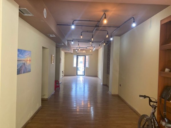 Tirane, jepet me qera ambjent biznesi Kati 0, 128 m² 500 € (rruga Kongresi i Manastirit Tirane)