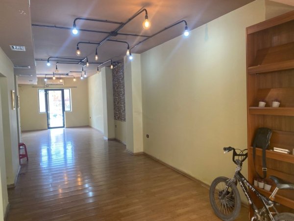Tirane, jepet me qera ambjent biznesi Kati 0, 128 m² 500 € (rruga Kongresi i Manastirit Tirane)