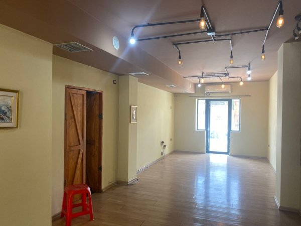Tirane, jepet me qera ambjent biznesi Kati 0, 128 m² 500 € (rruga Kongresi i Manastirit Tirane)