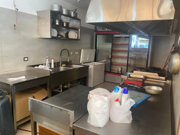 Tirane, jepet me qera ambjent biznesi Kati 0, 128 m² 500 € (rruga Kongresi i Manastirit Tirane)