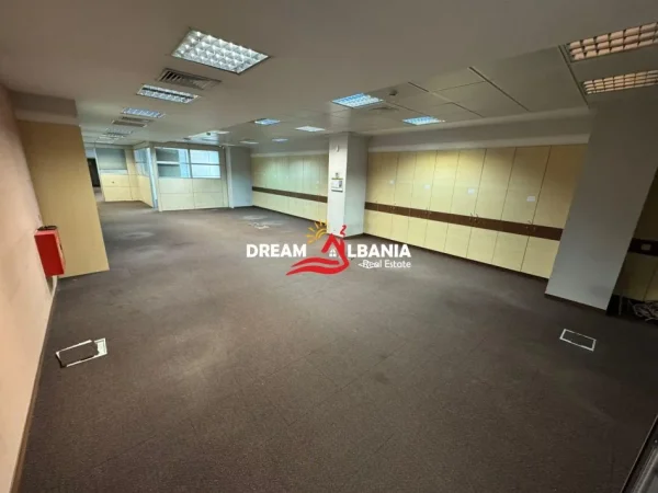 Tirane, jepet me qera zyre , 574 m² 13.770 € (ne Rrugen e Kavajes)