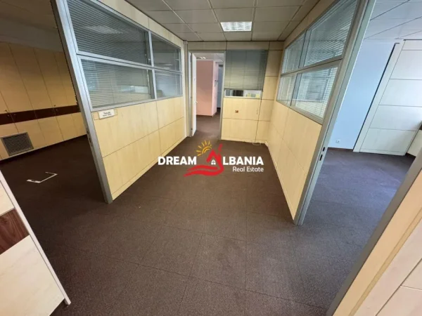 Tirane, jepet me qera zyre , 574 m² 13.770 € (ne Rrugen e Kavajes)