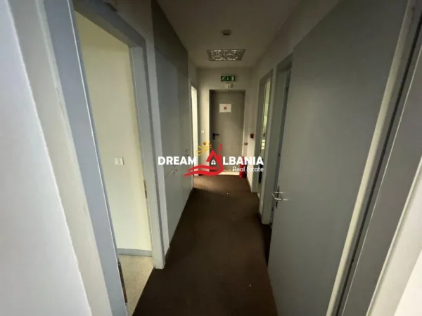 Tirane, jepet me qera zyre , 574 m² 13.770 € (ne Rrugen e Kavajes)