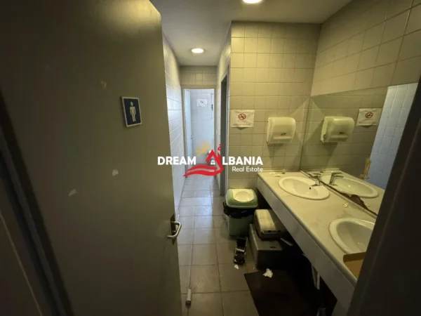 Tirane, jepet me qera zyre , 574 m² 13.770 € (ne Rrugen e Kavajes)