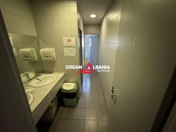 Tirane, jepet me qera zyre , 574 m² 13.770 € (ne Rrugen e Kavajes)