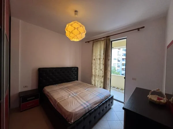 Tirane, jepet me qera apartament 2+1+Ballkon Kati 2, 85 m² 400 € (yzberisht)