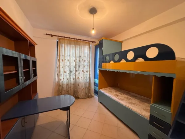 Tirane, jepet me qera apartament 2+1+Ballkon Kati 2, 85 m² 400 € (yzberisht)