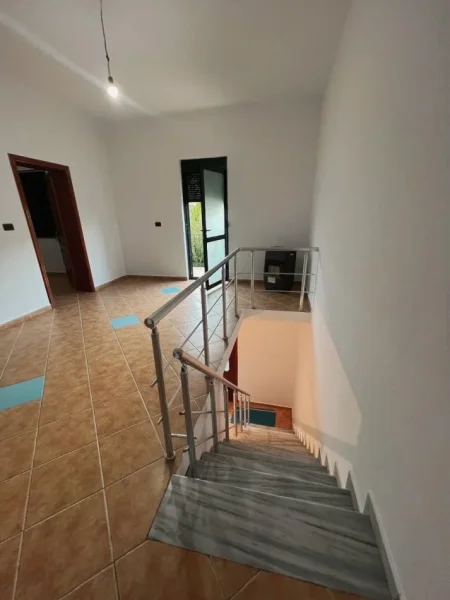 SHITET VILE 3 KATESHE 210 m² 320.000 € (SAUK)
