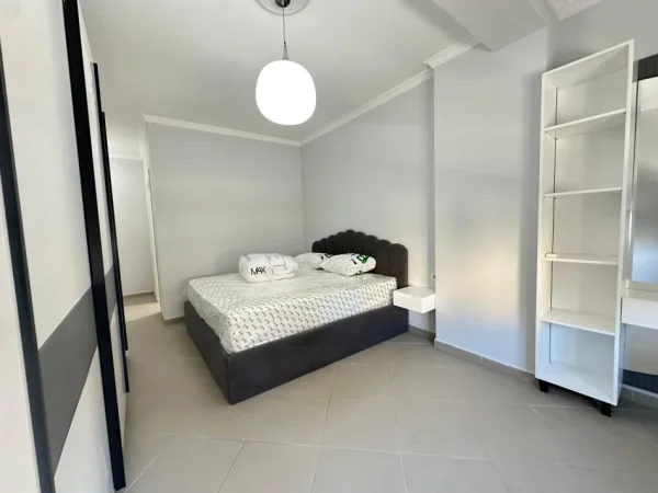 Tirane, jepet me qera apartament 2+1+2+ Parking , 1.000 € (Komuna Parisit)