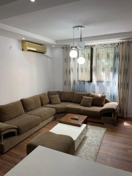 Tirane, jepet me qera apartament 2+1+Ballkon Kati 2, 85 m² 500 € (Komuna e Parisit, rruga Bill Klinton)