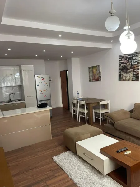 Tirane, jepet me qera apartament 2+1+Ballkon Kati 2, 85 m² 500 € (Komuna e Parisit, rruga Bill Klinton)