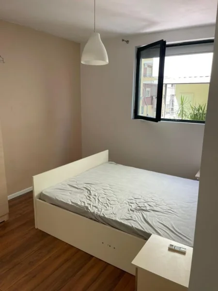 Tirane, jepet me qera apartament 2+1+Ballkon Kati 2, 85 m² 500 € (Komuna e Parisit, rruga Bill Klinton)