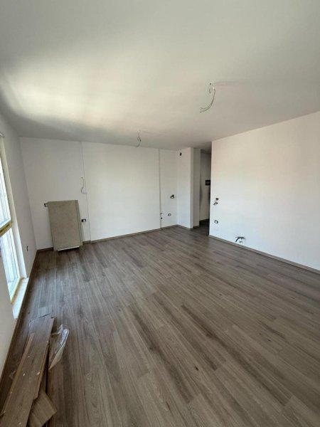 Tirane, shes apartament 1+1+Ballkon Kati 2, 75 m² 142.500 € (xhamlliku)