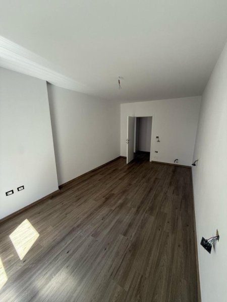 Tirane, shes apartament 1+1+Ballkon Kati 2, 75 m² 142.500 € (xhamlliku)