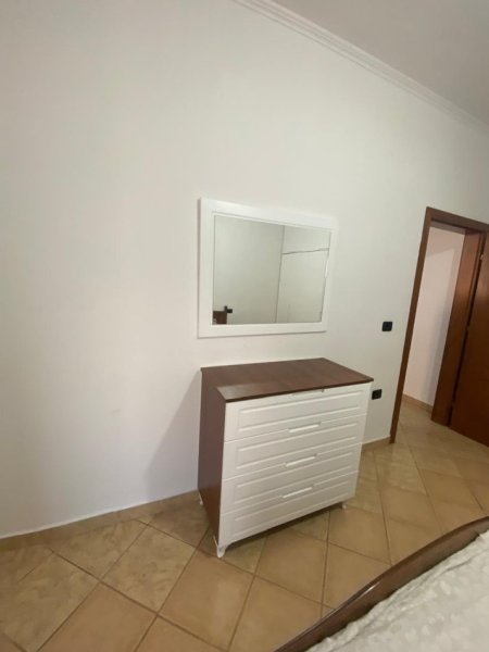 Tirane, jepet me qera apartament 1+1 Kati 2, 63 m² 350 € (Rruga 5 maji)