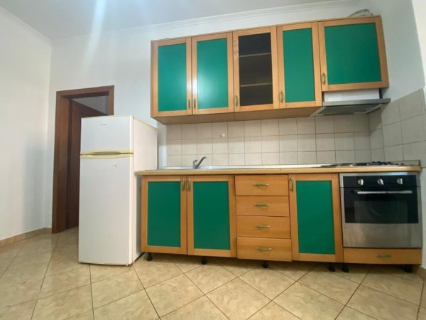 Tirane, jepet me qera apartament 1+1 Kati 2, 63 m² 350 € (Rruga 5 maji)