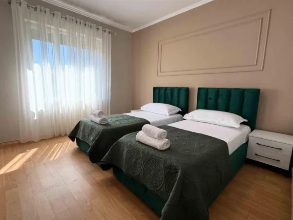 Tirane, jepet me qera apartament 2+1 , 100 m² 1.200 € (Qender)