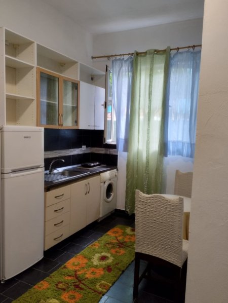 Tirane, jepet me qera garsonier Kati 1, 40 m² 250 € (SHKOZE)