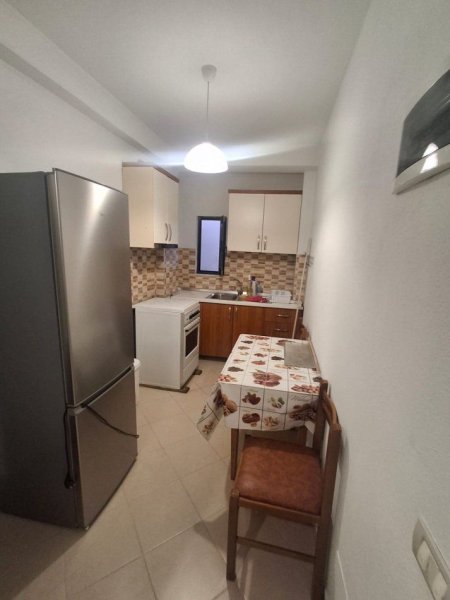 Tirane, jepet me qera apartament 1+1+Ballkon Kati 3, 60 m² 300 € (XHAMLLIKU)