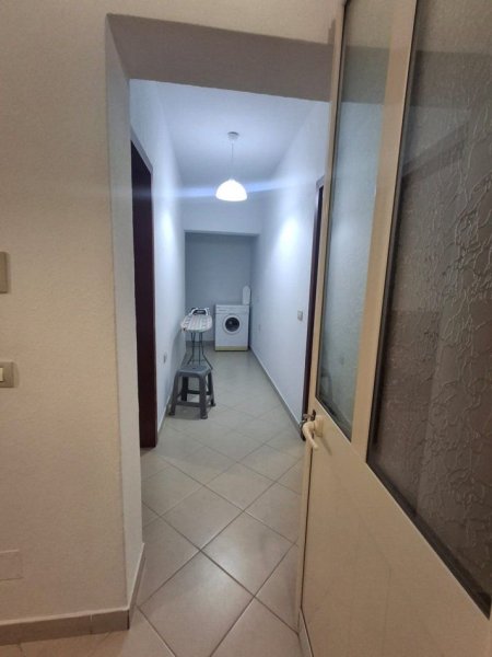 Tirane, jepet me qera apartament 1+1+Ballkon Kati 3, 60 m² 300 € (XHAMLLIKU)