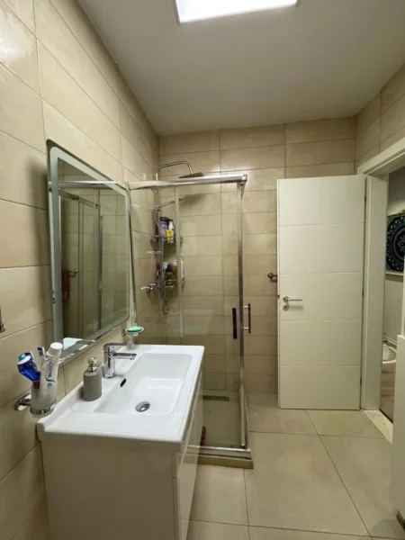 Tirane, jepet me qera apartament 2+1+Ballkon Kati 7, 94 m² 800 € (Rruga don bosco. Shtepi plus garazhd)